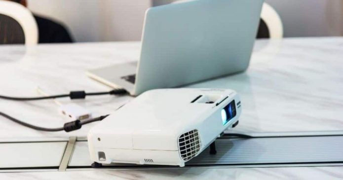 how to connect pc screen to projector